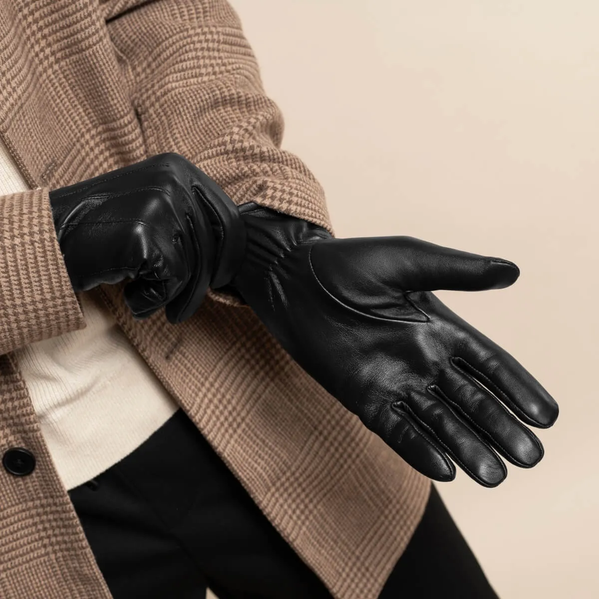 Jake (black) - sheepskin gloves with warm fleece lining & touchscreen feature